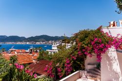 Uno scorcio panoramico di Marmaris, Turchia. Nella cittadina è presente un grande bazaar turco con negozi e botteghe di ogni genere.
