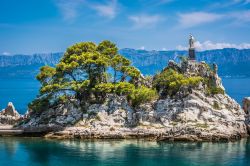 Uno scorcio panoramico di Trpanj, Croazia. Questa bella località turistica con il suo porto si trova nella penisola di Peljesac, sulla costa croata.



