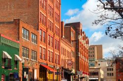 Uno scorcio panoramico di Walton Street nei pressi di Armory Square a Syracuse, New York, USA. Questo rinnovato distretto dela città ospita negozi, ristoranti e luoghi di divertimento ...