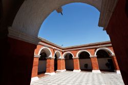 Uno scorcio panoramico nel cortile del monastero di Santa Catalina, Arequipa, Perù.



