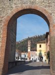 Uno scorcio panoramico su Piazza degli Scacchi a Marostica, Veneto. Sullo sfondo, l'antica torre e le mura fortificate - © Matteo Ceruti / Shutterstock.com