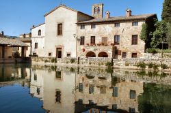 Uno scorcio Piazza delle Sorgenti di Bagno Vignoni in Toscana