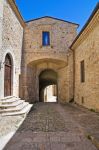 Uno scorcio pittoresco del centro storico di Pietramontecorvino in Puglia
