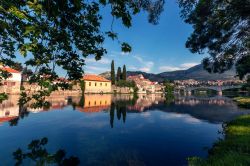 Uno scorcio pittoresco di Trebinje e il fiumeTrebisnjica in Bosnia-Herzegovin. 