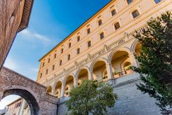 Uno scorcio romantico del centro storico del borgo di Assisi in Umbria - © DiegoMariottini / Shutterstock.com