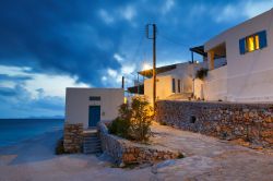 Uno scorcio serale del villaggio di Stavros a Donoussa, Piccole Cicladi, Grecia. Il borgo, così come l'intera isola, è rimasto fermo nel tempo: anche nel centro abitato si ...