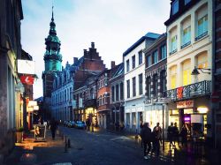 Uno scorcio serale di Mons, la città del Belgio in Vallonia.