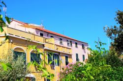 Uno scorcio su edifici storici di Albissola Marina, provincia di Savona, Liguria.


