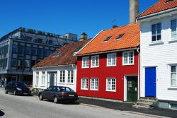 Uno scorcio su Posebyen, la vecchia città di Kristiansand (Norvegia), con edifici storici e moderni - © Alizada Studios / Shutterstock.com