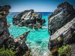Uno scorcio su Warwick Beach, Bermuda. Conosciuta per le sue acque blu turchese, le formazioni rocciose semi-sommerse e le grandi distese di spiaggia sabbiosa, Warwick Beach è un vero ...