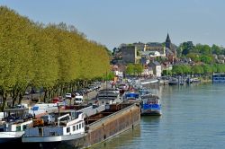 Uno scorcio sul lungo Senna a Conflans-Sainte-Honorine, Francia. Per oltre 150 anni è stata considerata la capitale della navigazione interna della Francia - © Pack-Shot / Shutterstock.com ...