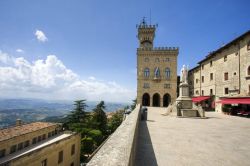 Uno scorcio sul Palazzo del Governo a San Marino. La prima pietra dell'attuale edificio venne posta il 17 maggio 1884 su disegno dell'architetto romano Francesco Azzurri. Oratore della ...