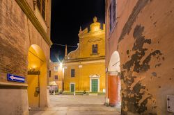 Uno scorco del centro storico di Bagnacavallo in notturna