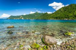 Uno spettacolare scorcio di Soufriere Bay, isola di Dominica. Questo tratto di litorale si apre sul Mar dei Caraibi, uno dei più grandi della terra con i suoi 2 milioni 750 mila km quadrati ...