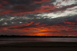 Uno spettacolare tramonto dalle tonalità rosse a Mackay, Australia.

