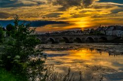 Uno spettacolare tramonto sulla città di Montrichard e sul fiume Cher, Francia.
