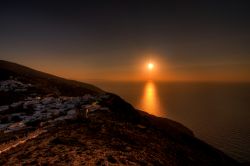 Uno spettacolare tramonto sull'isola greca di Sikinos, Cicladi: situata tra Milos e Ios, quest'isoletta si è conservata autentica come nessun'altra.
