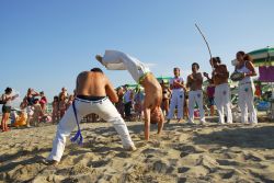 Uno spettacolo di capoeira brasiliana sulla spiaggia di Lido Adriano, Riviera romagnola - © claudio zaccherini / Shutterstock.com
