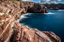 Uno spettacolre tratto di costa rocciosa a Terrasini si Palermo, Sicilia - 04/22/2017 - © pietro_biondo / Shutterstock.com
