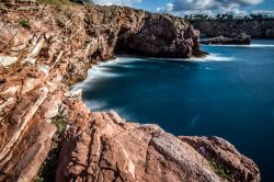 Uno spettacolre tratto di costa rocciosa a Terrasini si Palermo, Sicilia - 04/22/2017 - © pietro_biondo / Shutterstock.com