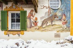 Uno splendido affresco sulla facciata di una casa a Oberammergau, Germania - © Pabkov / Shutterstock.com