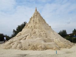 Uno splendido castello di sabbia al Landschaftspark Duisburg-Nord, Germania. Con i suoi 14,5 metri è stato il più alto del paese costruito in questo parco pubblico nel cuore di ...