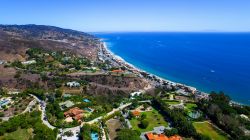 Uno splendido panorama dall'alto di Malibu, California, in una giornata estiva.

