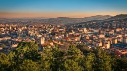 Uno splendido panorama di Campobasso, Molise, al calar del sole. Ricca di testimonianze storico-artistiche, Campobasso è circondata da un paesaggio suggestivo ed è sede di una ...