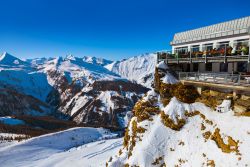 Uno splendido ristorante-caffé sui monti innevati di Bad Gastein, Austria. Da qui il panorama sulla natura circostante lascia senza parole.

