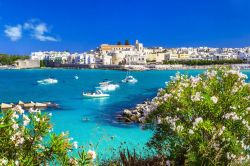 Uno splendido scorcio di Otranto, Puglia, con l'acqua cristallina. Situata sulla costa adriatica della penisola salentina, è il Comune più orientale d'Italia.
