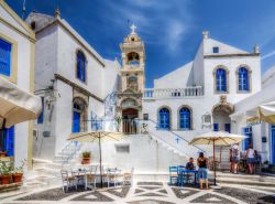 Uno splendido scorcio di Porta Square nel villaggio di Nikia, isola di Nisyros, Grecia. Situato nella zona meridionale dell'isola, questo borgo sorge su un'altura che domina il cratere ...