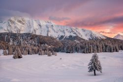 Uno splendido tramonto innevato a Chamrousse, Francia.
