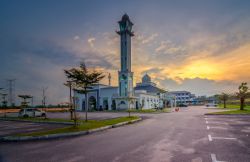Uno splendido tramonto nei pressi della nuova moschea di Impian Emas, Johor Bahru, Malesia - © JohorClickPhotography / Shutterstock.com