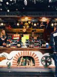 Uno stand di prodotti gastronomici a Norimberga, Germania, durante i mercatini dell'Avvento.
