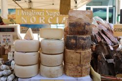 Uno stand gastronomica al Festival della Castagna a Manziana nel Lazio - © eZeePics / Shutterstock.com