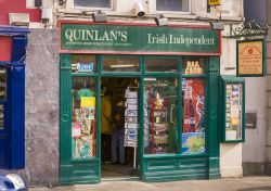 Uno storico negozio del centro di Donegal in Irlanda - © Rob Crandall / Shutterstock.com