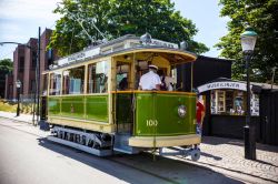 Uno storico tram in una strada della città di Malmo, Svezia - © Sun_Shine / Shutterstock.com