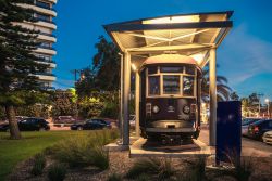 Uno storico tram rosso esposto nella cittadina di Glenelg, Adelaide (Australia). In questa immagine, è illuminato di notte - © amophoto_au / Shutterstock.com