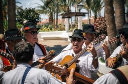 Uomini con abiti tradizionali cantano e suonano la chitarra a Puerto de la Cruz, Tenerife (Spagna) - © Andrei Bortnikau / Shutterstock.com