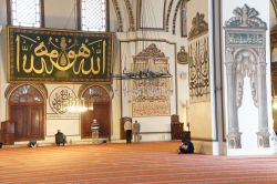Uomini durante la preghiera serale nella moschea di Ulu Cami a Bursa, Turchia. Costruita nello stile selgiuchide, venne fatta erigere dal sultano ottomano Bayezid I° ed edificata tra il ...