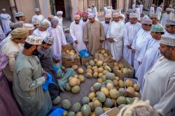 Uomini omaniti al mercato della frutta e verdura di Nizwa, Oman. E' una delle attrazioni da non perdere durante un viaggio in questa terra della penisola arabica - © clicksahead / Shutterstock.com ...