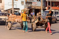 Uomini trainano i loro carretti nelle strade della capitale Antananarivo (Madagascar) - foto © Anton_Ivanov / Shutterstock.com
