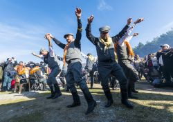 Uomini turchi ballano a Selcuk, Turchia. Siamo all'arena della città durante il combattimento dei cammelli: questa manifestazione si ripete ogni anno ad inizio gennaio nel periodo ...