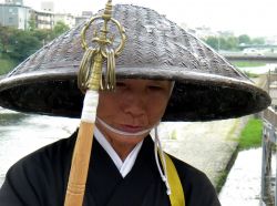 Uomo giapponese con bastone - Foto di Giulio ...