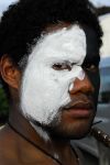 Un uomo di etnia Kanak con il viso truccato in occasione di una danza tradizionale, Nuova Caledonia.
