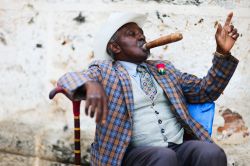 Uomo in posa con un grosso sigaro cubano a L'Avana, la capitale di Cuba - © BlueOrange Studio / Shutterstock.com