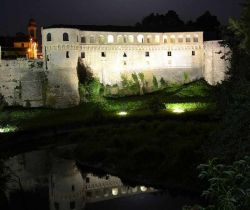 Urbania, fotografia notturna del Palazzo Ducale