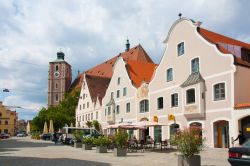 Uno scorcio della cattedrale di Ingolstadt, Germania, vista da una strada del centro storico.
