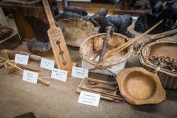 Utensili da cucina esposti al Kaneto Kawamura Ainu Museum di Asahikawa, isola di Okkaido, Giappone. Si tratta della più antica collezione di oggetti della popolazione indigena Ainu - Faer ...