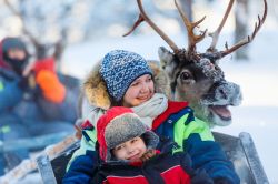 Vacanze con la famiglia sulle neve in Lapponia, la regione del nord della Finlandia